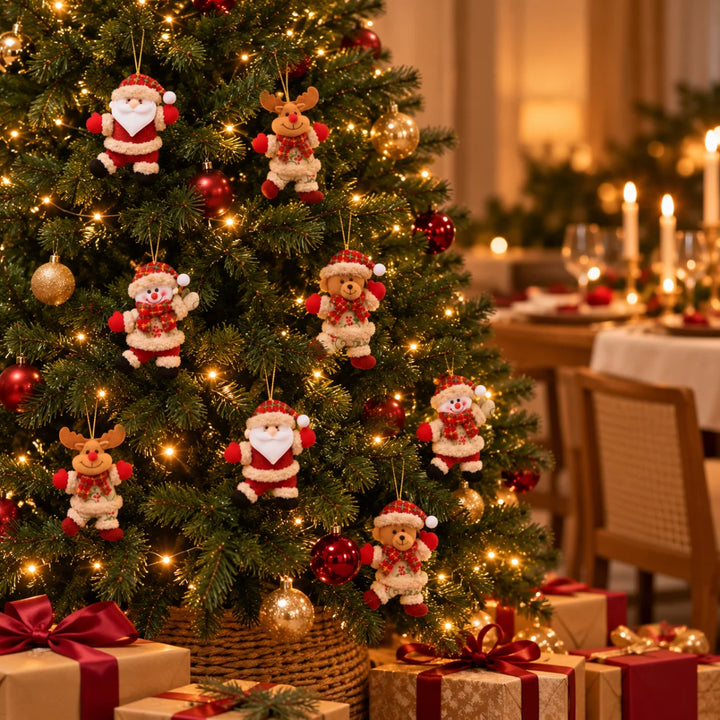 Árvore de Natal iluminada decorada com os enfeites de pelúcia Brunico: Papai Noel, rena, boneco de neve e urso, com a mesa da ceia ao fundo