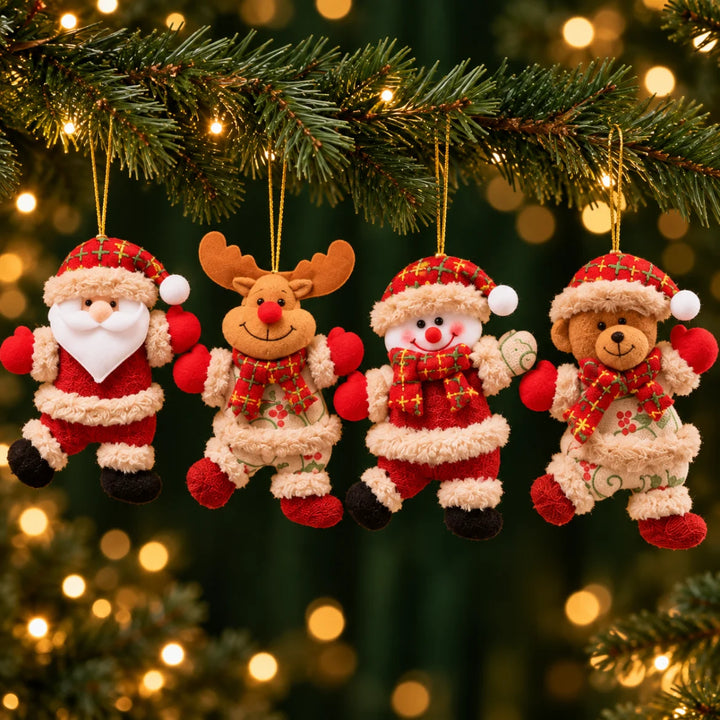 Os 4 personagens dos enfeites de pelúcia Brunico lado a lado: Papai Noel, rena, boneco de neve e urso com roupa xadrez