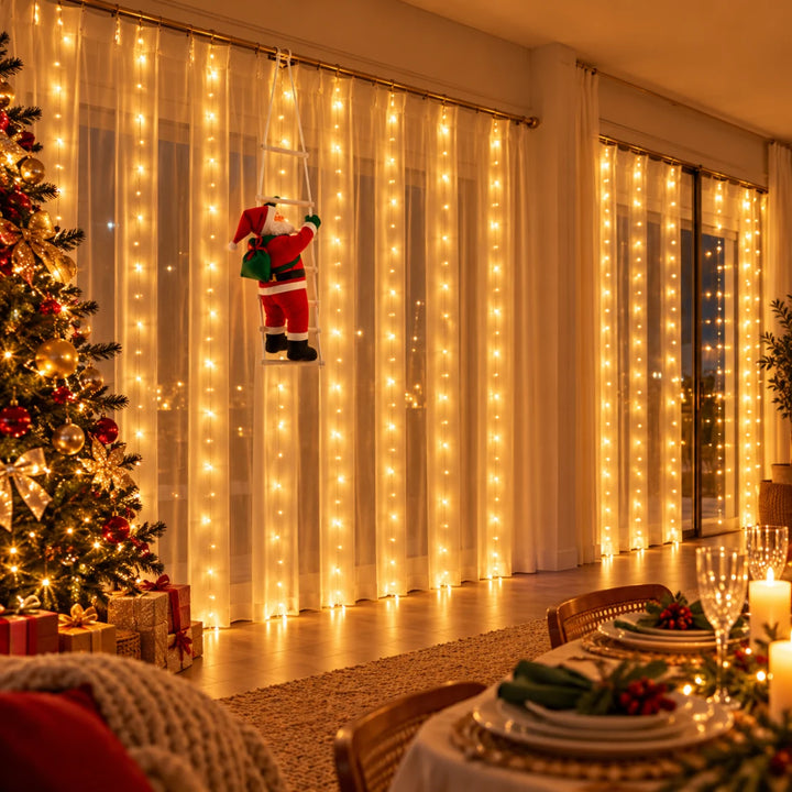 Duas cortinas de luz LED Corvara acesas na janela e na porta da varanda com o Papai Noel de pelúcia subindo a escada de corda na frente