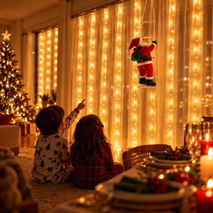 Crianças olhando o Papai Noel de pelúcia na escada de corda pendurado na frente da cortina de luz LED Corvara na noite de Natal