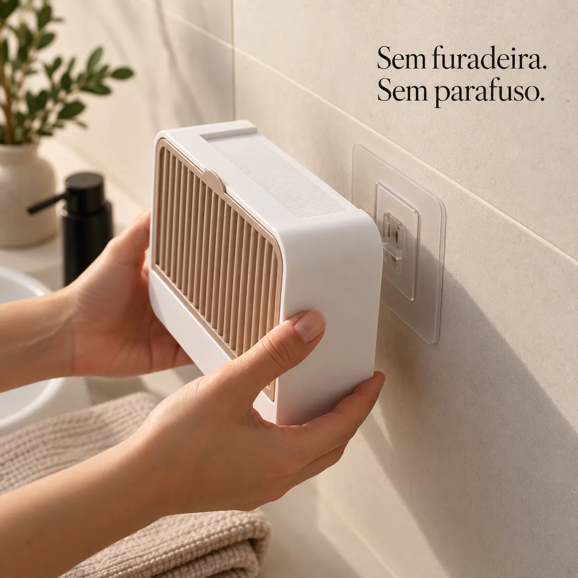 Mão fixando a saboneteira Ostuni no azulejo pela placa adesiva, sem furadeira e sem parafuso