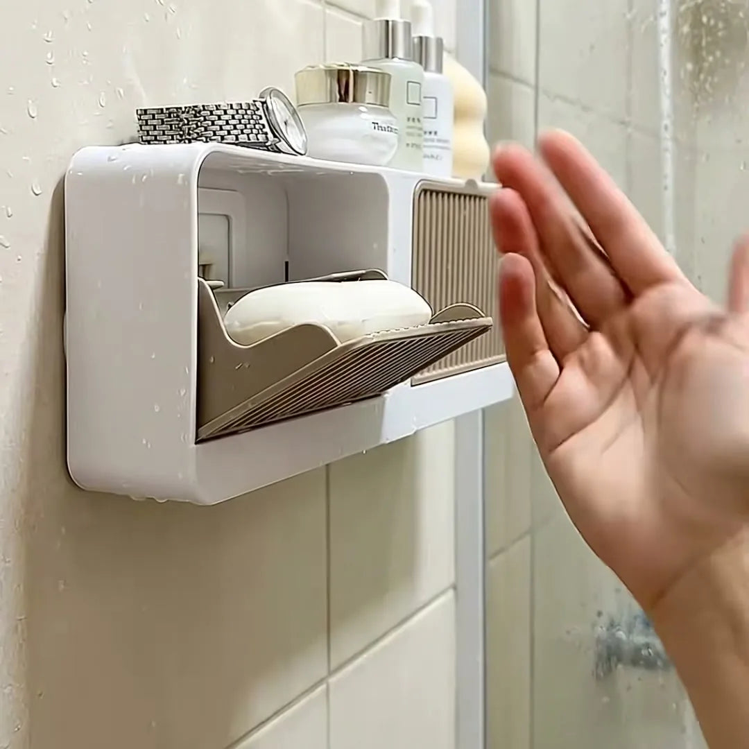 Foto real: saboneteira Ostuni modelo duplo instalada no box, com o sabonete seco na bandeja