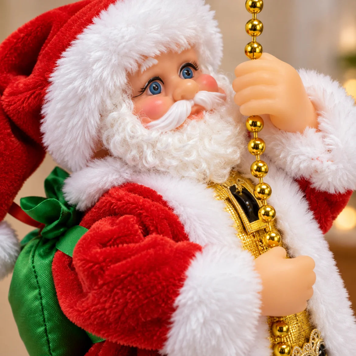 Close do rosto, do colete dourado e das mãos do Papai Noel Bormio segurando a corda
