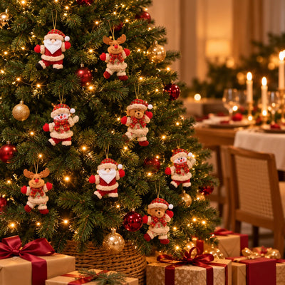 Árvore de Natal iluminada decorada com os enfeites de pelúcia Brunico: Papai Noel, rena, boneco de neve e urso, com a mesa da ceia ao fundo