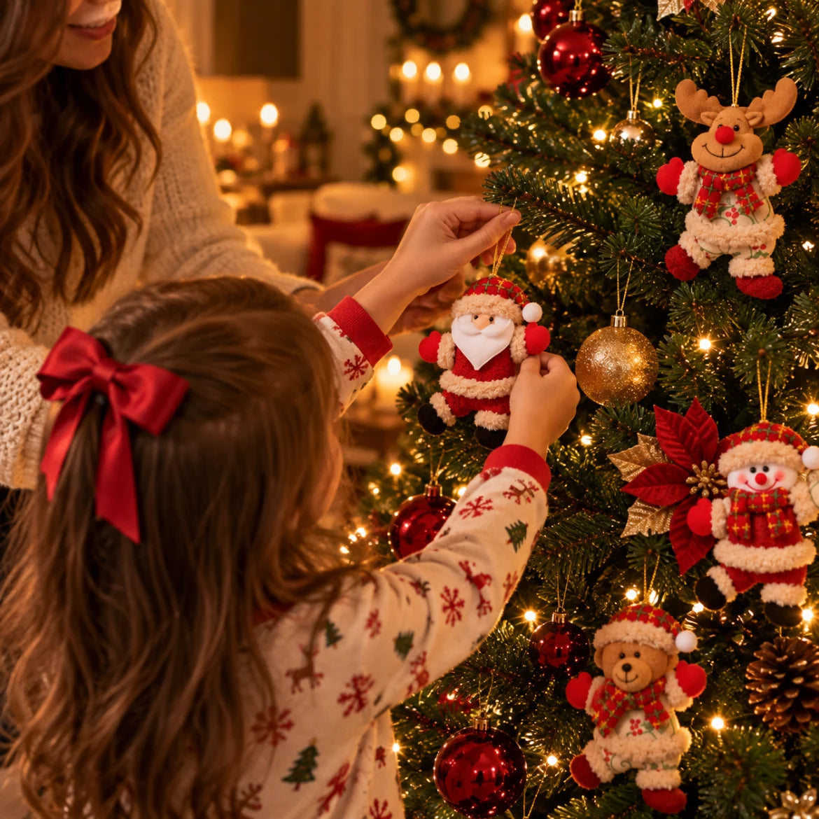 Criança pendurando um enfeite de pelúcia Brunico na árvore de Natal com a família na sala