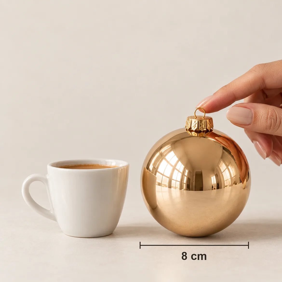 Bola Bolzano de 8 cm ao lado de uma xícara de café, com a medida indicada