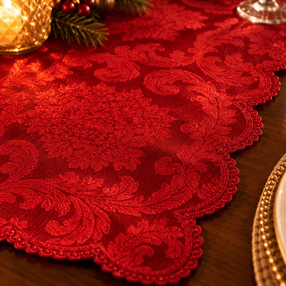 Close do jacquard vermelho com desenho floral em relevo do caminho Canazei