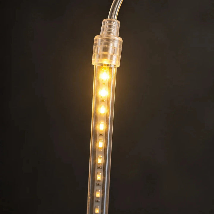 Close da ponta de um tubo da cascata com os LEDs acesos em sequência