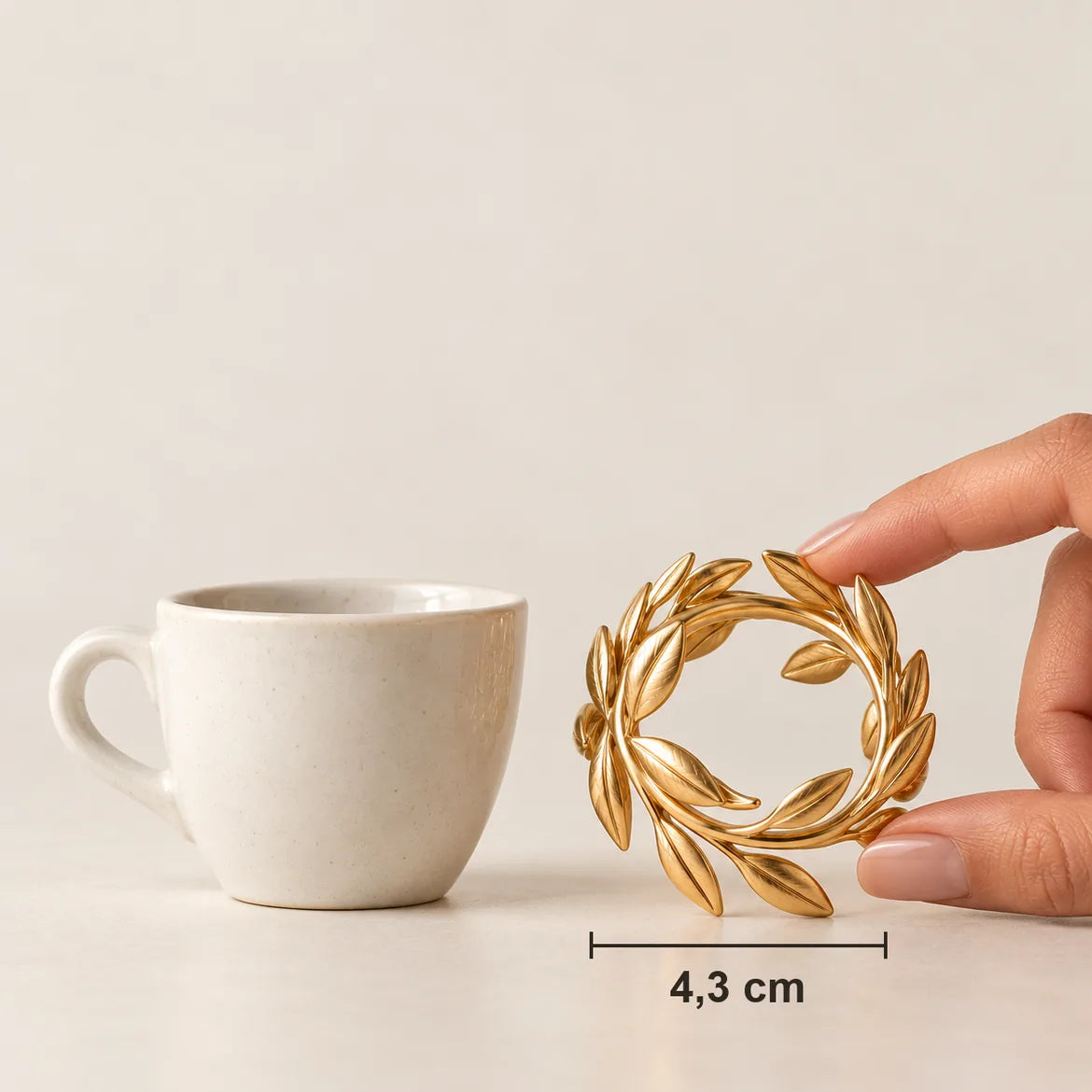 Argola Cortina de 4,3 cm ao lado de uma xícara de café, com a medida indicada