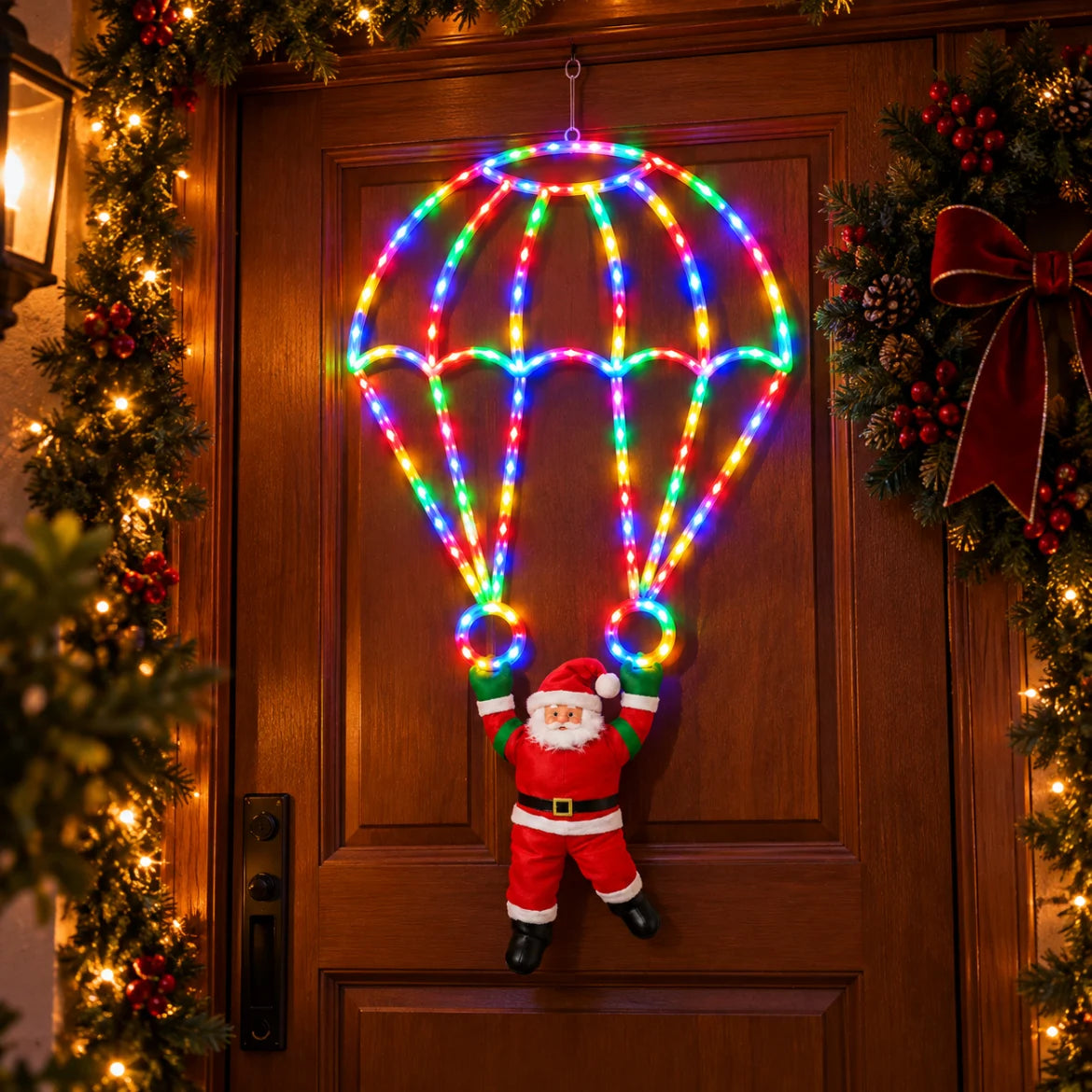 Papai Noel de paraquedas Folgaria aceso pendurado na porta de entrada decorada para o Natal