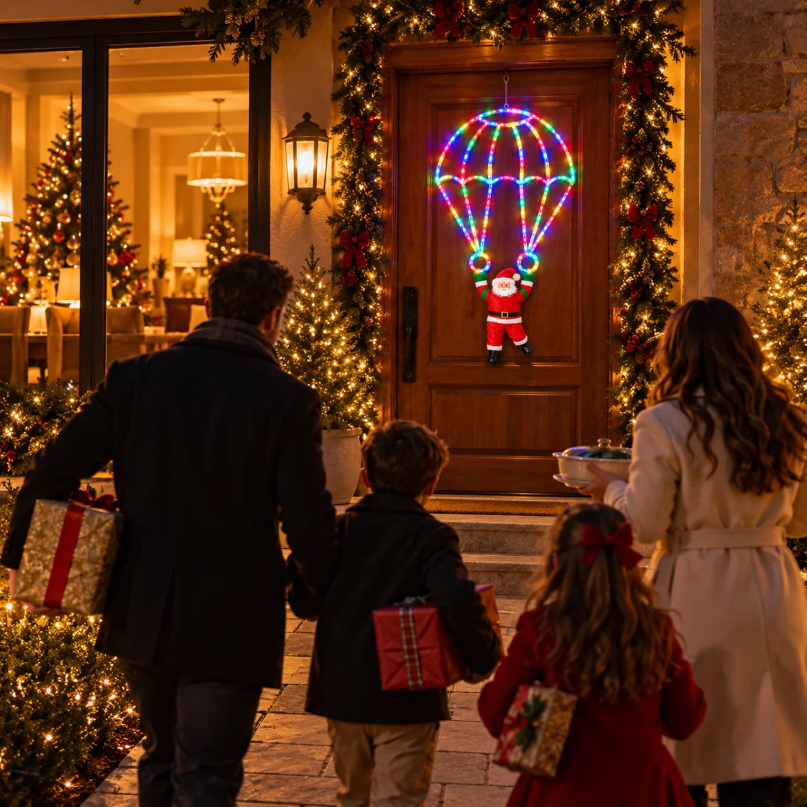 Família chegando para a ceia com o Papai Noel de paraquedas Folgaria aceso na porta
