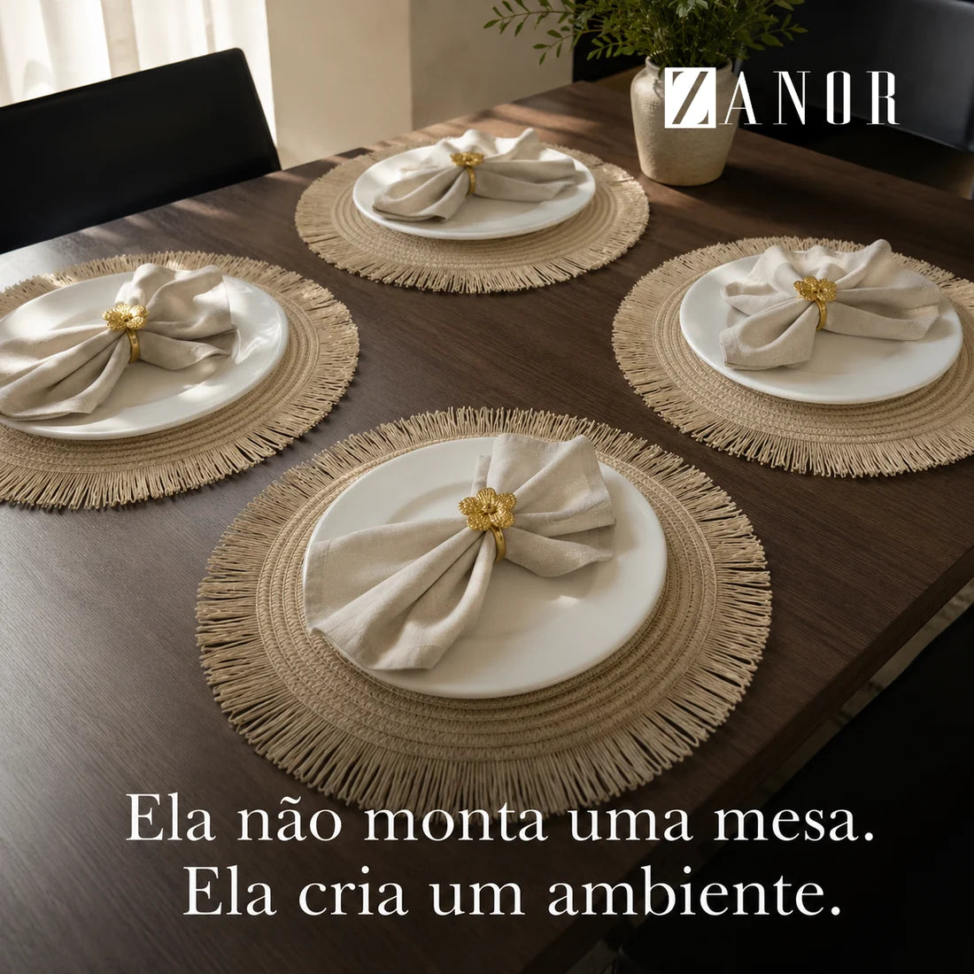 Ela não monta uma mesa, ela cria um ambiente — mesa escura posta com o Comporta Areia Nórdica