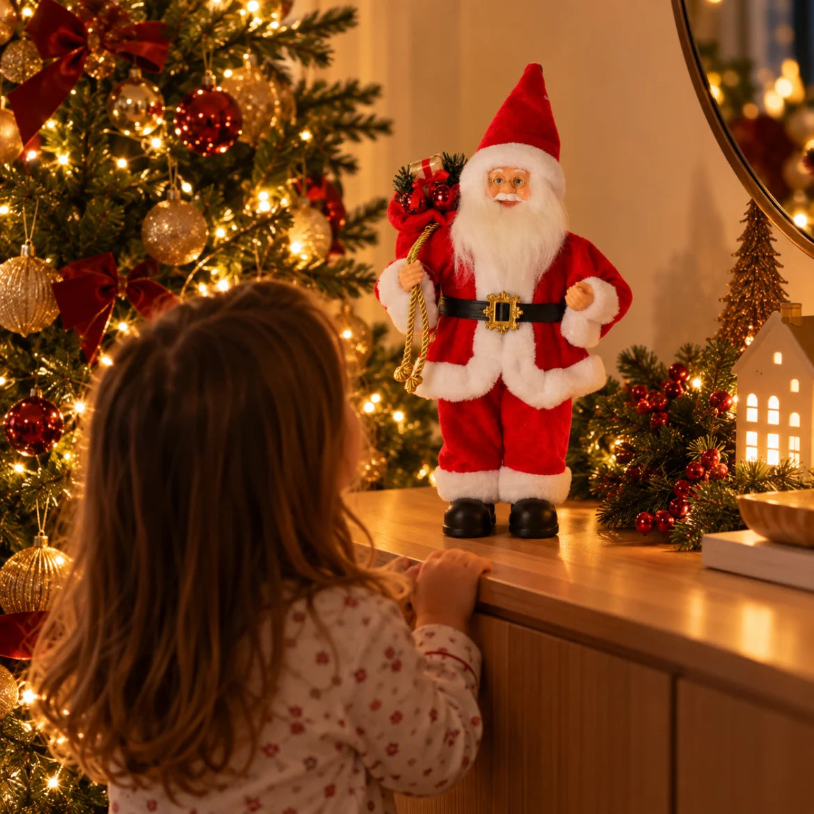 Criança olhando o Papai Noel Livigno perto da árvore acesa na noite de Natal