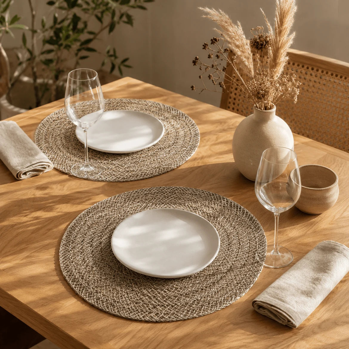 Mesa posta clara com o Nara, louça branca e taças