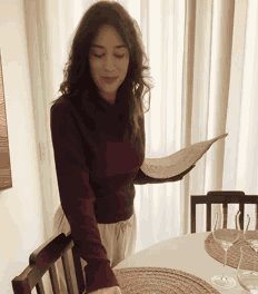 O jogo americano Nara sendo posto na mesa, o detalhe do trançado em espiral e a mesa pronta