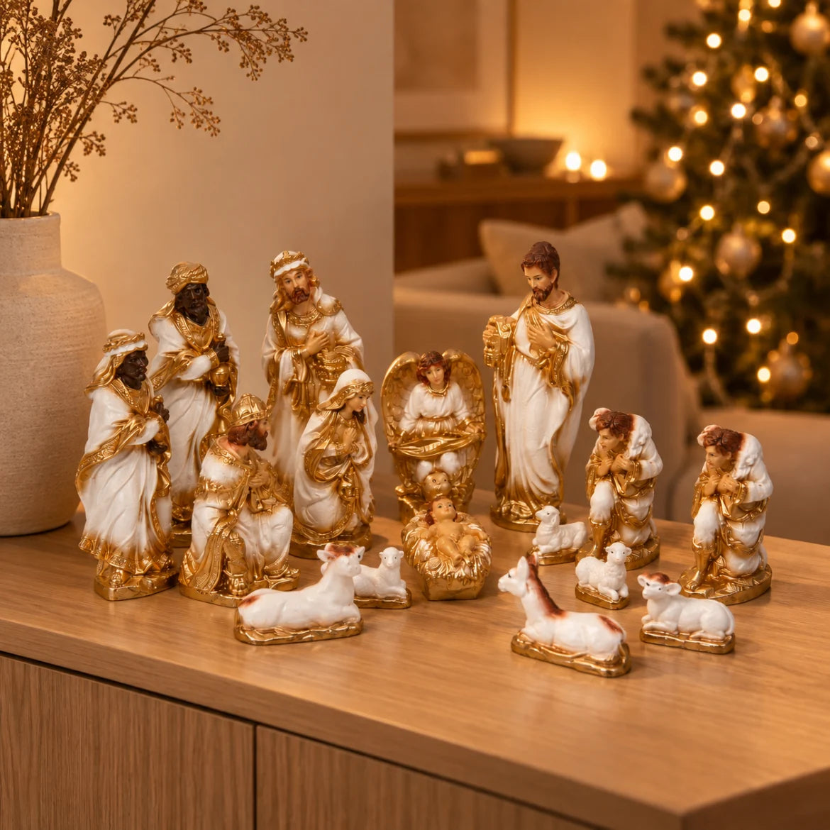 Presépio Ortisei montado sobre aparador de madeira em sala decorada para o Natal