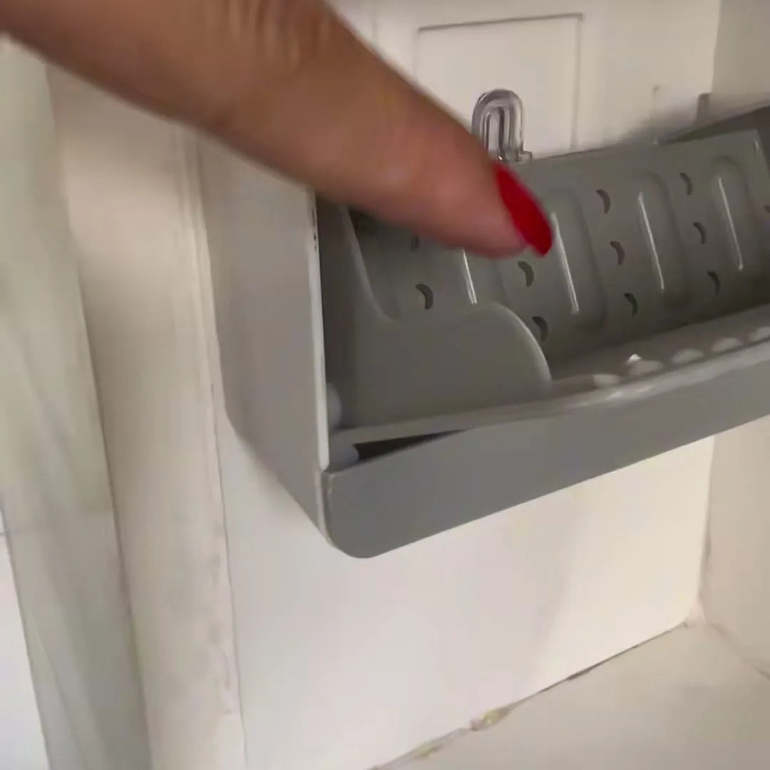Mão puxando a gaveta escorredora da Ostuni com a água drenada no fundo