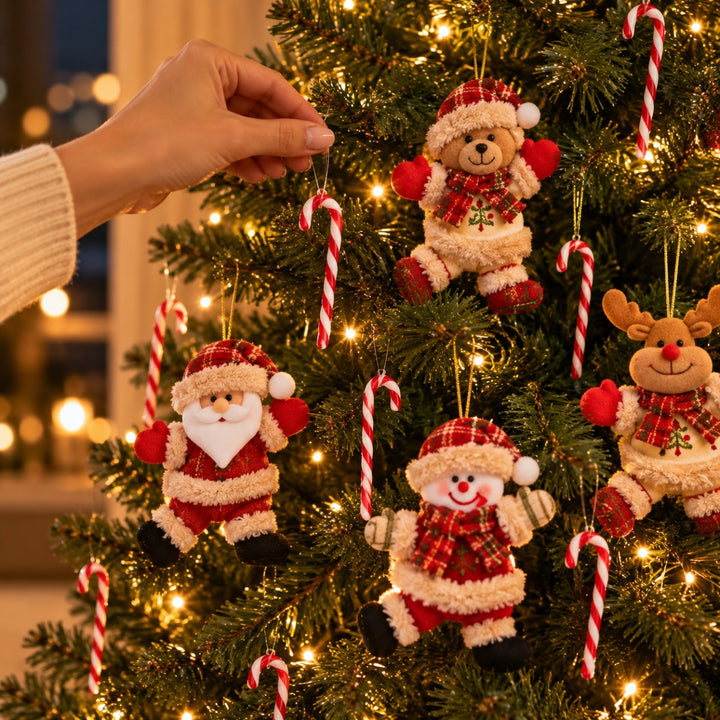 Mão pendurando uma bengala de doce Pinzolo na árvore de Natal entre enfeites de pelúcia