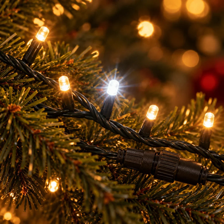 Close do cordão: LEDs fixos em branco quente, um LED strobo no flash e a emenda macho e fêmea