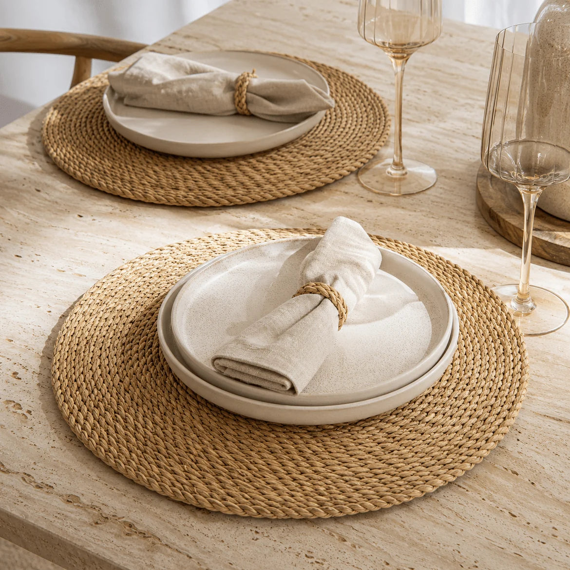Mesa posta com o Toscana, louça branca, taça e guardanapo