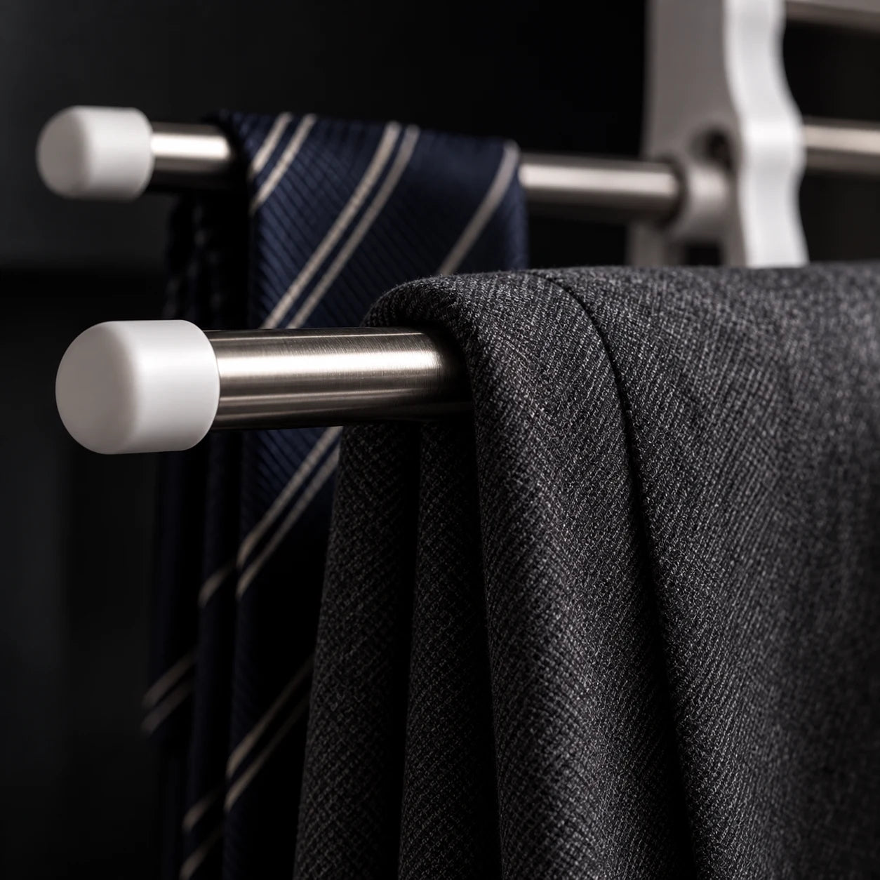 Macro da barra arredondada do Torino com calça de alfaiataria sem marca de dobra