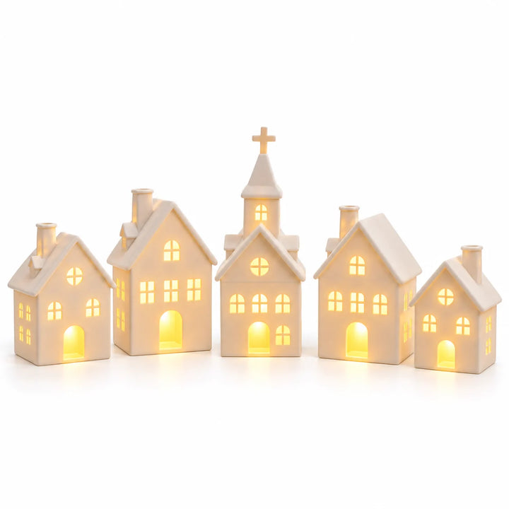 Vila de Natal Moena branca com igreja e 4 casinhas acesas, em fundo branco